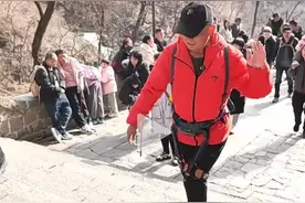 穿外骨骼机器人登顶泰山，已有上百人使用，开发方回应售价图片