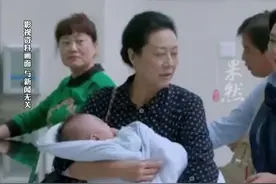 网友投诉带婴儿乘车被要求补全票，官方：9座或7座客车，孩子需购全票。你觉得婴儿应该补全票吗？图片