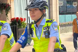 假日上海｜外滩璀璨灯光下，她是守护游客的铿锵骑警图片