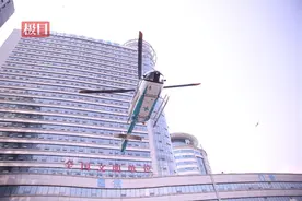 飞越海拔3000多米的“华中屋脊”，十堰人医直升机空降神农架急救多发伤患者图片
