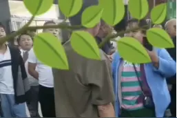 家长当街指控“老师午休期间性骚扰学生”，河北沧州泊头市教体局：不太清楚图片