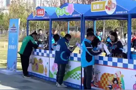 “外卖小哥”秀技术！首届全国外卖配送行业职业技能竞赛举行图片