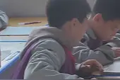 拍客｜老师给爱讲话的学生戴上“小蜜蜂”  男生没忍住一开口全班大笑图片
