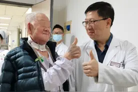 失去喉咙，他们开始人生中的第二次牙牙学语图片