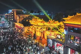临汾市区财神楼街上演一场别开生面的阳台音乐会图片