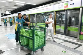 你的快递正坐地铁前来？网友：会和我抢座吗？图片