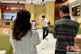 餐饮业“整活”不断 服务员自发跳“科目三”引顾客打卡图片