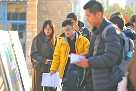 2025年国考竞争再度升温 最低进入面试分数创新高图片