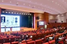 科技领“纤”，让纤维材料“顶天立地”——纤维材料专家朱美芳院士“大师课堂”赴行知中学开讲图片