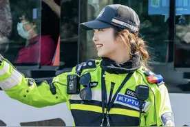 音甜笑甜，西湖女骑警出圈，她说：享受这份工作，这是我的少年抱负图片