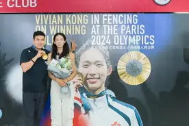 江旻憓返港后与击剑迷见面交流！鼓励小朋友遇到困难永不放弃图片