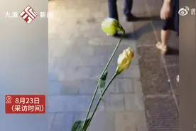 女孩七夕晚上翻垃圾桶捡花，最后只捡到了几朵枯萎的花图片