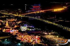 荆州方特上演国风潮玩节  2000架无人机10万株水母烟花点亮城市夜空图片