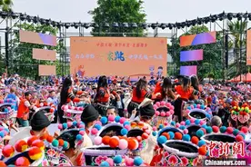 云南牟定：万人同跳左脚舞图片