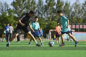 敢问踢向何方？“球”在自己脚下 ｜ 人民锐见图片