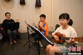 呼和浩特：小学生在青少年宫内享受暑假生活图片