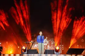 首钢园迎来首场大型户外演唱会，近万观众一起摇滚图片