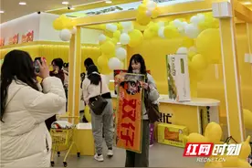 零食很忙吹起“PLUS零食”风 双仔辣条等大号零食遭抢购图片