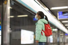 4岁女童独自坐地铁回家？教育不能丢了安全图片