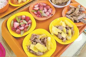 集大一食堂将水果入菜 草莓炒芹菜好吃吗？图片