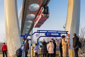 大年初一，光谷空轨人气旺图片