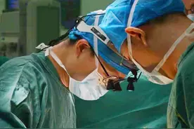 争分夺秒！警车开道护航，医护团队接力上演“生死时速”图片