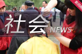 粗心妈妈看手机导致5岁娃走失 好心叔叔阿姨促成母女团圆图片