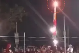 印度24岁女舞者触电身亡：头顶旗杆表演时碰到高压电线，瞬间倒地不起图片