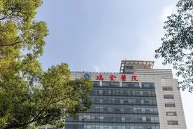 惊呆！年轻女子体内竟藏10米长虫！医生“揪出”还是活的图片