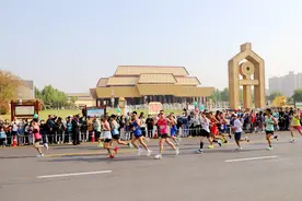 安阳“甲骨文杯”马拉松赛激情开跑图片