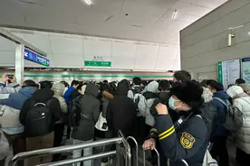 探访昌平线早高峰：列车运行间隔延长，运行中断区间设免费摆渡车图片