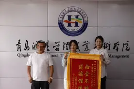 警察叔叔，我们捡到金条了！大学生紧急报警，民警一清点，价值40余万元！快找失主图片