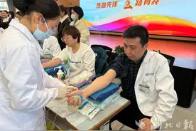 近百位医护挽臂捐献15800毫升热血图片