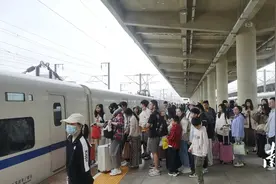 高铁潮汕站清明节到发旅客约30万人次图片