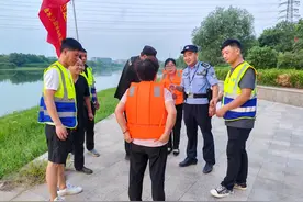 河边“夜话”筑牢平安堤坝图片