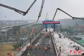 沪宁合高铁项目扬州东站道岔现浇梁完成浇筑图片