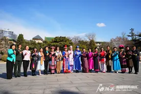 组图丨住疆全国政协女委员的“两会时间”图片