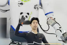 钱江观潮丨探访杭州云栖小镇人形机器人训练场：千锤百“练”，方从工具变伙伴图片