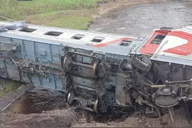 强降雨致铁道路基被冲坏，俄罗斯列车脱轨2人遇难数十人受伤图片