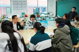 跟随科学家搞科研、做学徒，“双进入”帮助杨浦高中生们找到心中所爱图片