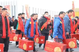 西安市2025年“致敬劳动者 温暖回家路”货车司机平安返乡活动举办图片