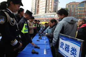 胆真大！一嫌犯围观株洲警察节活动，民警现场“实景表演”抓人图片