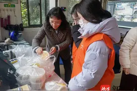 冬日温暖：镇江志愿者为环卫工人送爱心早餐图片