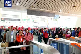 青藏高原今年首趟“畅游东北”旅游专列开行图片