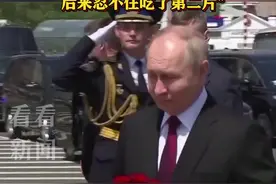 普京向苏联红军烈士纪念碑献花 还到访哈工大图片