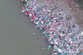 湖南汉寿一河滩现大量垃圾画面曝光！当地称已清理并启动追责图片