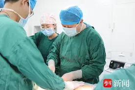 中年男子胸腔内藏7.5公斤巨大肿瘤，二附院胸外科团队成功切除丨诊室病例图片