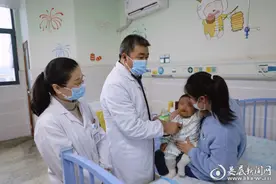 重症肺炎患儿康复出院 家属感激赠锦旗图片