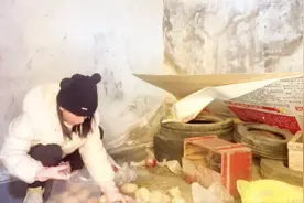 “捡无人区救命粮喂狗”网红账号被封，当地回应图片