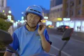 “外卖诗人”王计兵春晚为王菲报幕，新诗集《手持人间一束光》温暖人心图片